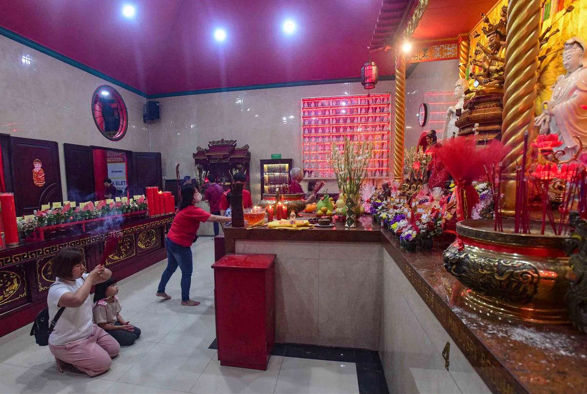FOTO: Khidmat Sembahyang Malam Imlek di Wihara Kwan In Thang Tangerang Selatan