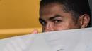 Striker Juventus, Cristiano Ronaldo, saat tiba di Pusat Latihan Juventus, Turin, Selasa (19/5/2020). Sejumlah pemain Juventus telah tiba di Turin untuk memulai latihan jelang bergulirnya kembali Serie A. (AFP/Marco Bertorello)