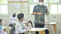 Wali Kota Surabaya Eri Cahyadi mengajar saat simulasi sekolah tatap muka. (Dian Kurniawan/Liputan6.com)