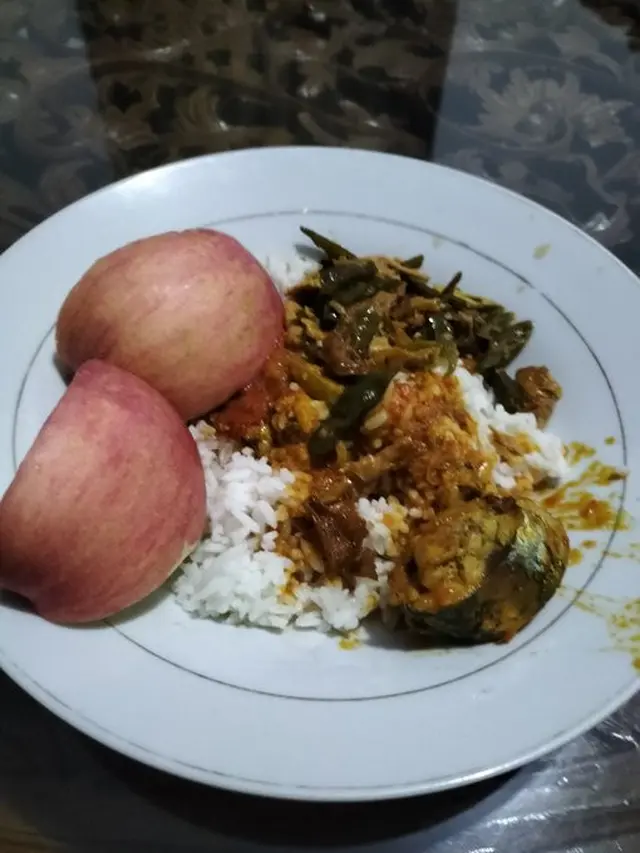 6 Potret Makan Nasi Pakai Buah Ini Nyeleneh Banget, Kocak