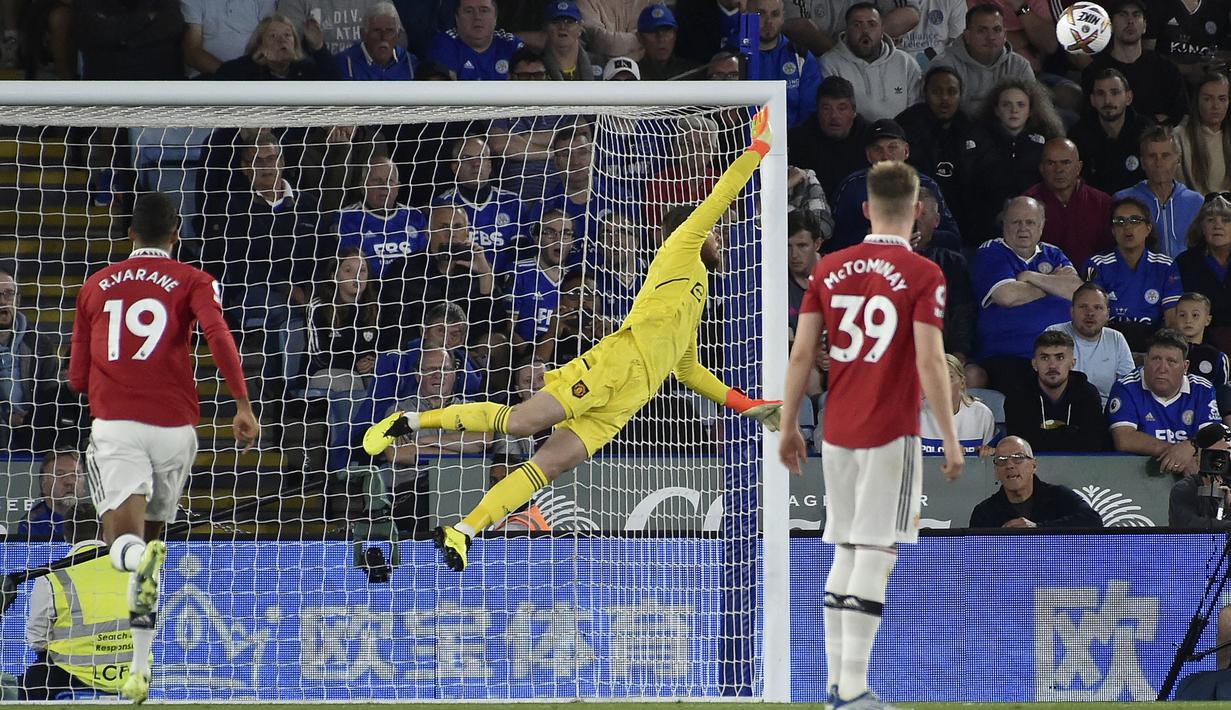 Kembali dari ruang ganti, The Foxes bertekad menyamakan kedudukan. David De Gea kembali berhasil melakukan penyelamatan. Ia melompat dan merenggangkan badan secara penuh saat tembakan James Maddison mengincar pojok atas gawang Setan Merah. (AP/Rui Vieira)