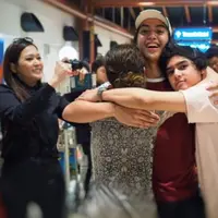 Maia Estianty memotret ketika El memeluk Al dan Dul (Instagram/@maiaestiantyreal)