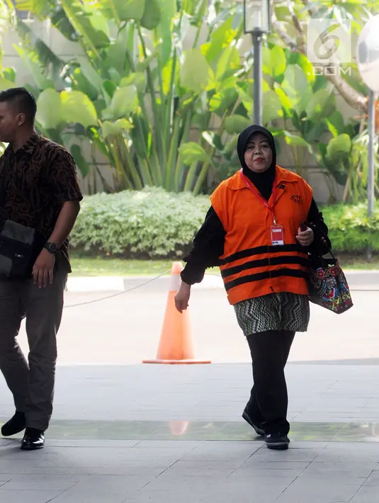 Anggota DPRD Kota Malang Rahayu Sugiarti tiba di gedung KPK untuk menjalani pemeriksaan, Jakarta (15/5). Rahayu diperiksa sebagai tersangka kasus dugaan suap pembahasan APBD-P Pemerintah Kota Malang Tahun Anggaran (TA) 2015. (Merdeka.com/Dwi Narwoko)