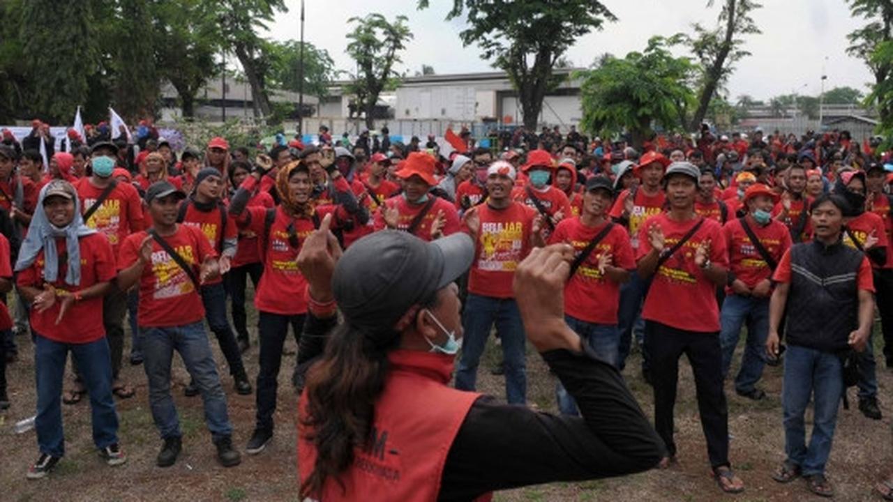 Aksi buruh Pulogadung sweeping pabrik pakai motor mewah