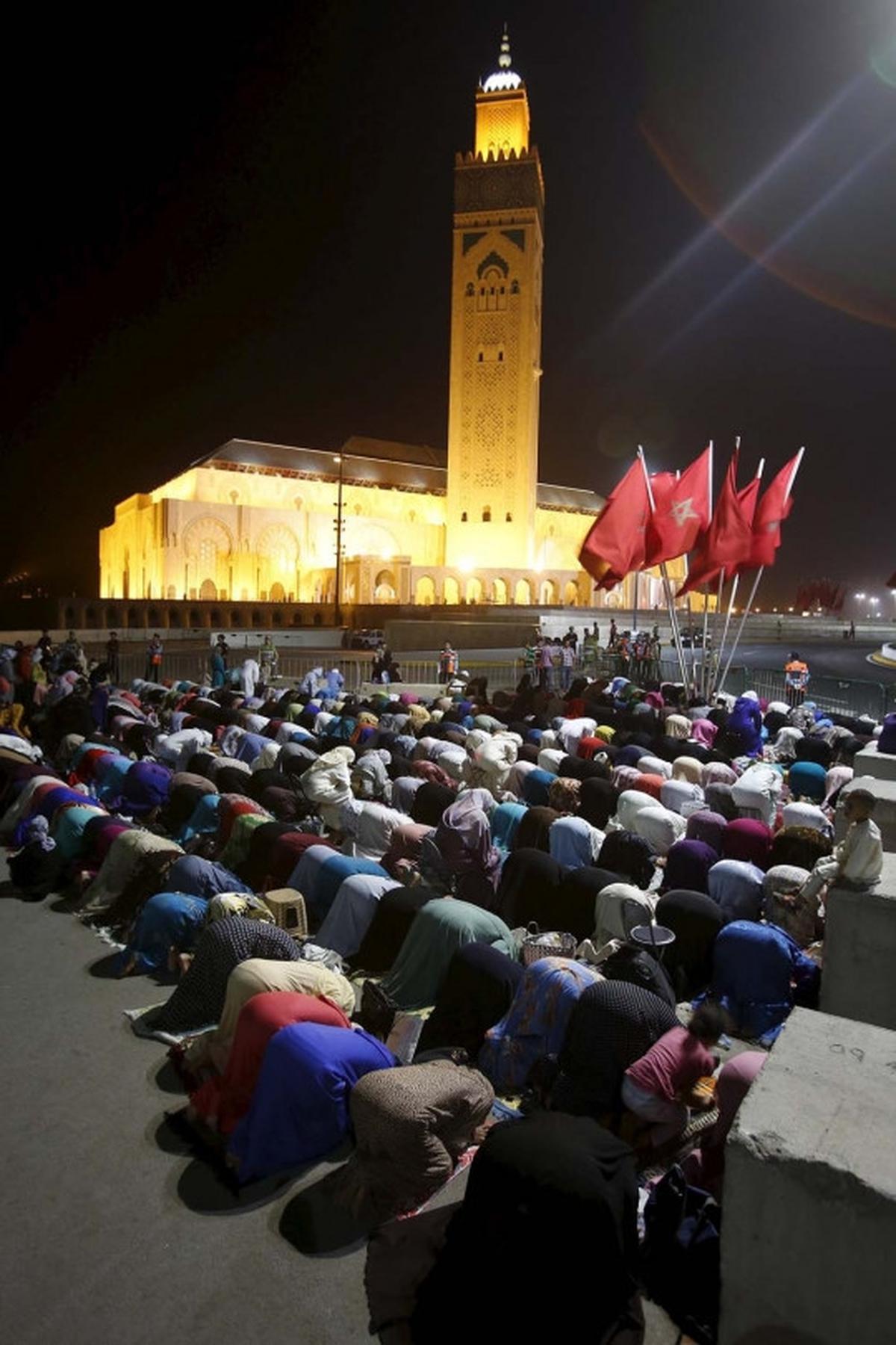 Kekhusyukan muslim Maroko mencari keberkahan malam Lailatul Qadar