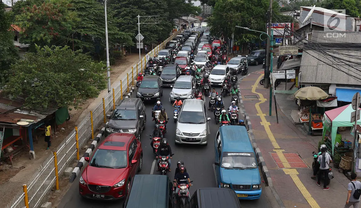 Pemandangan kendaraan terjebak macet saat melintas di kawasan Lenteng Agung, Jakarta Selatan, Minggu (23/9). Kurang tegasnya petugas menertibkan angkot yang mengetem sembarangan memperparah kemacetan di kawasan tersebut. (Liputan6.com/Immanuel Antonius)