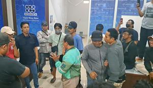 Para nasabah investasi trading meng geruduk kantor manajemen SNAI Kudus. (Arief Pramono/Liputan6.com)