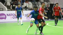 Pemain futsal SMAN 8 Makassar bertanding melawan SMA 4 Metro Lampung pada laga AXIS Nation Cup 2023 di Istora Senayan, Jakarta, Minggu (15/10/2023). SMAN 8 Makassar menang dengan skor 4-1. (Bola.com/M Iqbal Ichsan)