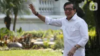 Mantan Menteri Hukum dan HAM Yasonna Laoly tiba di Istana, Jakarta, Selasa (22/10/2019). Yasonna tersenyum dan melambaikan tangan kepada media jelang wawancara calon menteri Kabinet Kerja Jilid II bersama Presiden Joko Widodo. (Liputan6.com/Angga Yuniar)