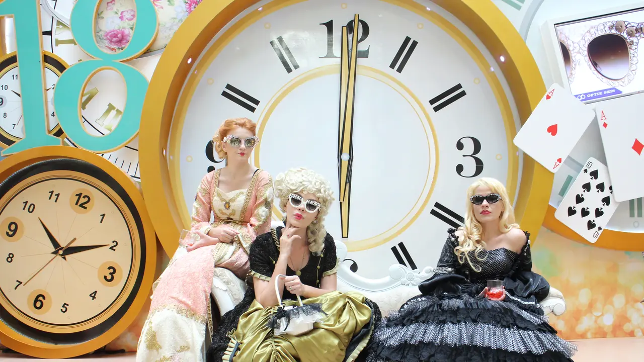 Model Cantik Ini Bergaya Seperti Alice In Wonderland