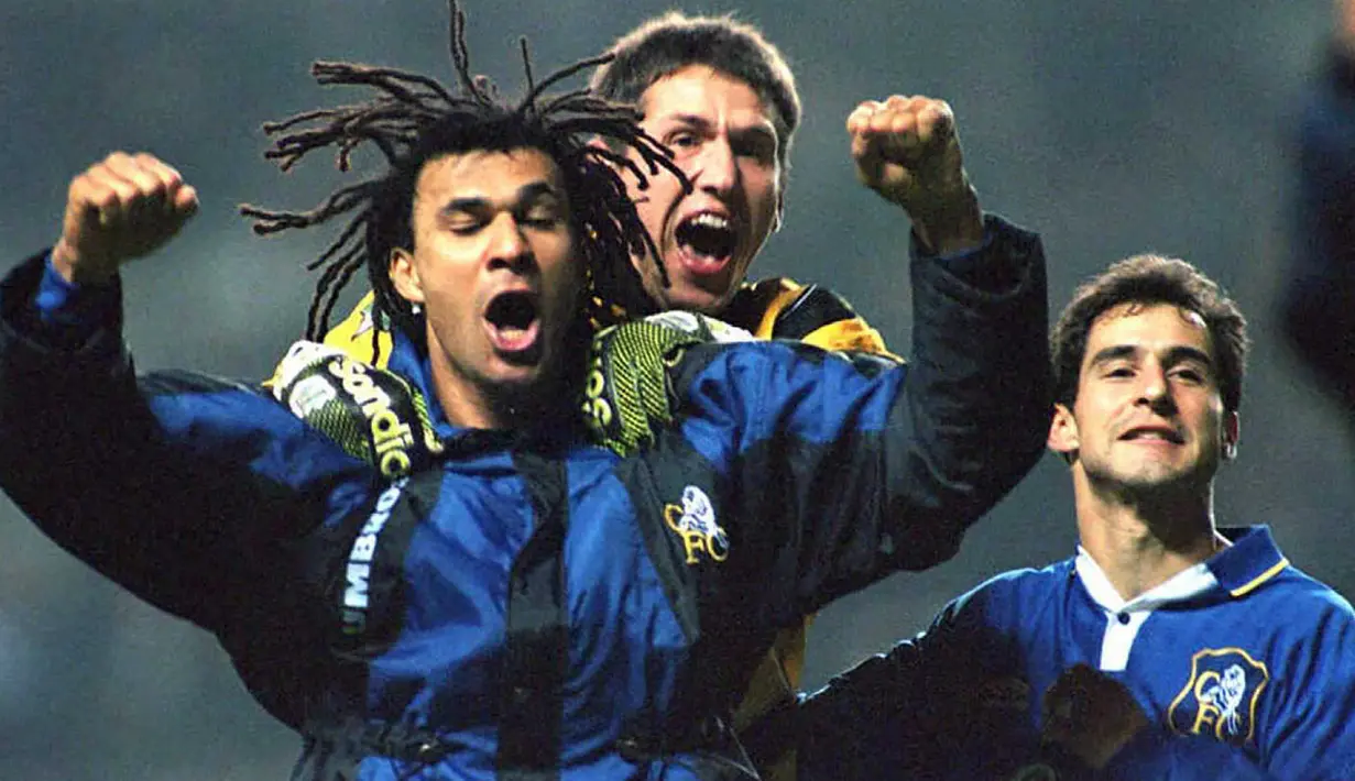 Ruud Gullit. Pelatih berusia 59 tahun yang kini berstatus tanpa klub ini terakhir menjadi asisten pelatih Timnas Belanda pada Juni hingga November 2017. Di Liga Inggris, ia sempat menjadi pemain sekaligus pelatih bersama Chelsea sejak awal musim 1996/1997 Februari 1998. (AFP/John Giles)