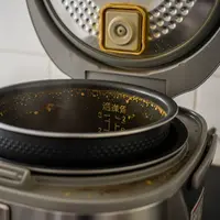 Rice Cooker Bau Apek Meski Sering Dicuci. Foto: Gemini