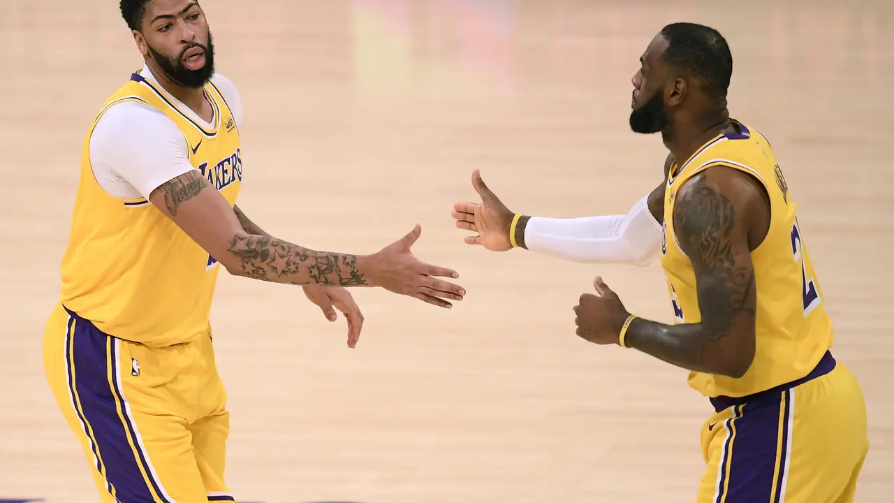 Dua megabintang Los Angeles Lakers, Anthony Davis dan LeBron James.