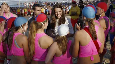 Kate Middleton dikelilingi para penjaga pantai junior saat berkunjung ke Pantai Utara Sydney, Jumat (18/04/2014) (AFP Photo/Jason Reed).