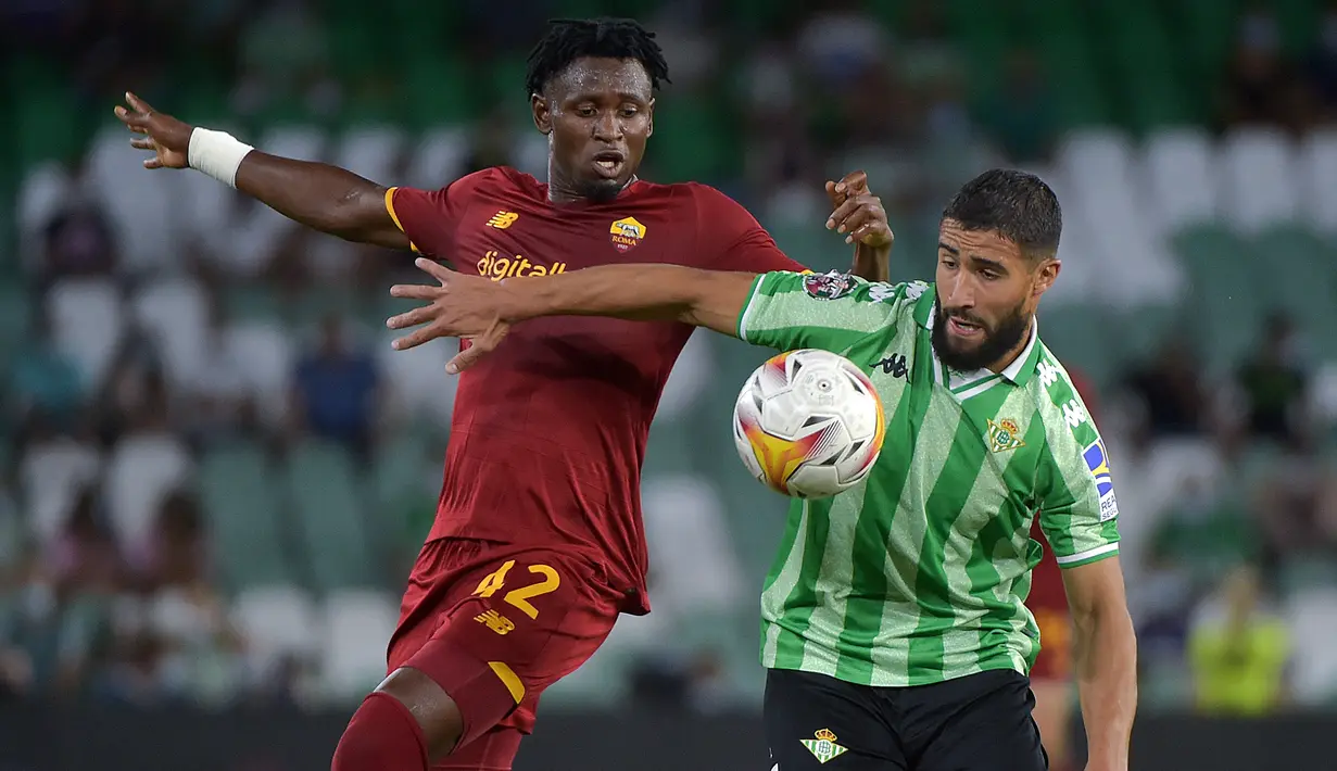 Amadou Diawara. Gelandang bertahan Guinea berusia 24 tahun yang kini memasuki musim ke-3 bersama AS Roma ini telah bermain 8 kali di semua ajang musim ini dengan torehan 1 assist. Bersama Timnas Guinea ia telah tampil mengumpulkan 18 Caps sejak debutnya tahun 2018. (AFP/Cristina Quicler)