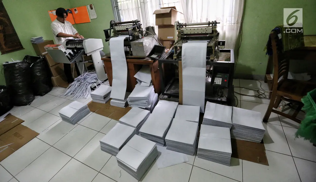 Pekerja menyelesaikan percetakan Al Quran Braille di Yayasan Raudlatul Makfufin, Tangerang Selatan, Kamis (24/5). Satu set Al Quran Braille terjemahan berharga Rp.1.800.000 sedangkan tanpa terjemahan seharga Rp.1.100.000. (Liputan6.com/Fery Pradolo)