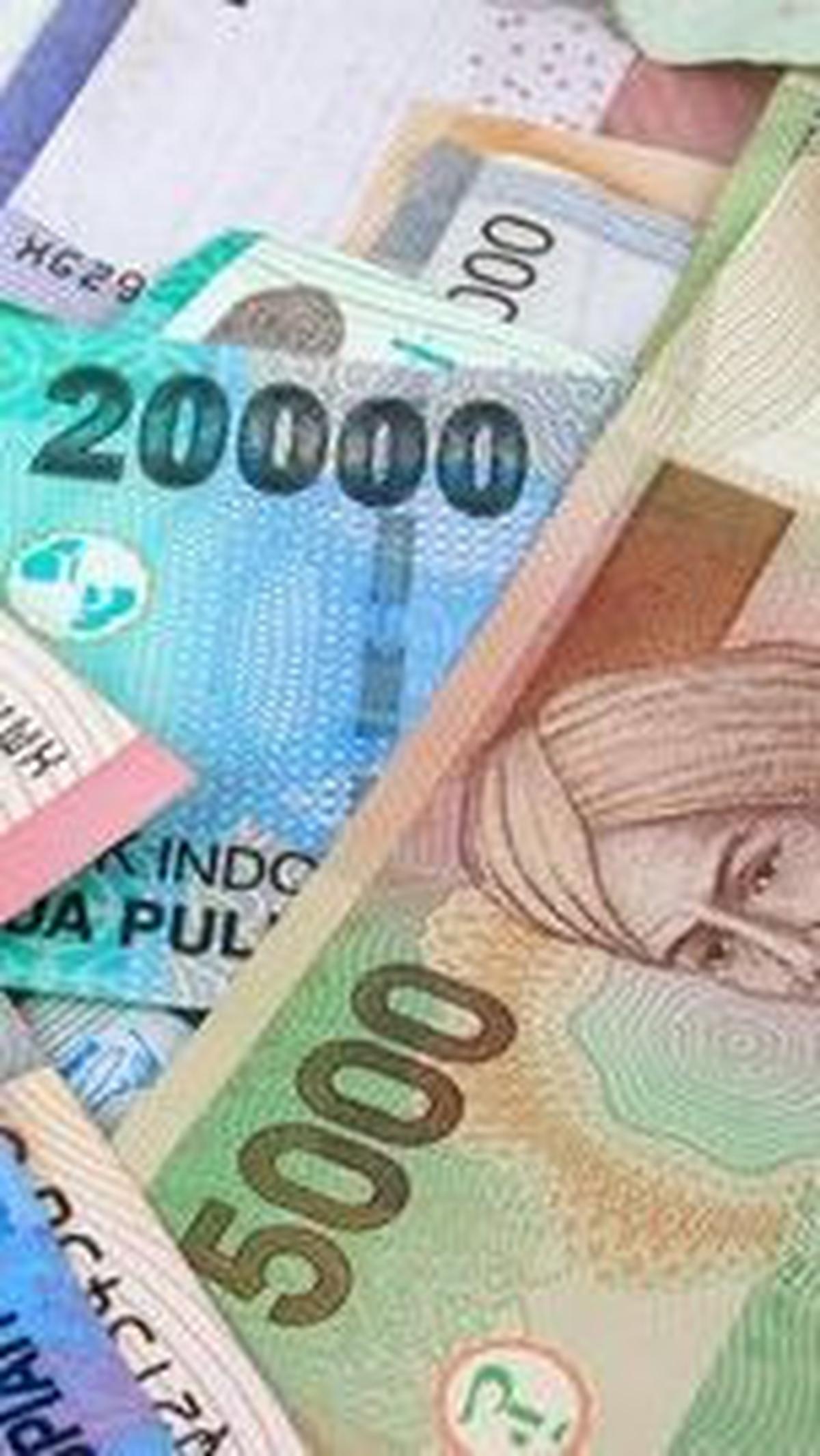18. Kota Kediri Rp2.415.362<br>19. Kota Blitar Rp2.330.000<br>20. Kabupaten Bojonegoro Rp2.371.016<br>21. Kabupaten Tulungagung Rp2.320.000<br>22. Kabupaten Lumajang Rp2.281.469<br>23. Kota Madiun Rp2.274.277