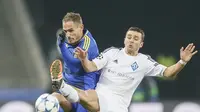 Penyerang Dynamo Kiev, Junior Moraes (kanan) berjibaku untuk berebut bola dengan pemain Maccabi Tel Aviv, Carlos Garcia, pada laga Grup G Liga Champions 2015-2016, di Stadion Olimpiade Kiev, Ukraina (9/12/2015). Kiev bakal menghadapi Manchester City pada 
