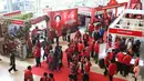 Sejumlah peserta Rakornas PDI Perjuangan melihat pameran di ICE BSD, Tangerang Selatan, Sabtu (16/12). Pameran tersebut menyuguhkan prodak pertanian perternakan dan UMKM prodak lokal. (Liputan6.com/Angga Yuniar)