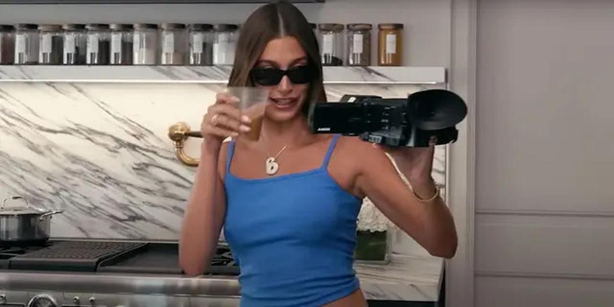 Potret Dapur Rumah Hailey Bieber, Modelnya Mewah dengan Nuansa Monokrom yang Elegan