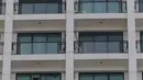 Spanduk penolakan RS darurat COVID-19 terpasang di Apartemen Nine Residence, Lippo Plaza Mampang, Jakarta, Minggu (5/4/2020). Mereka keberatan dan menolak pembangunan dan pengoperasian RS pasien COVID-19 di sebagian Lippo Plaza Mampang yang ada dalam satu kawasan. (Liputan6.com/Herman Zakharia)
