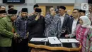 Menteri Agama Yaqut Cholil Qoumas (ketiga kiri) bersama Ketua Komisi VIII DPR RI, Ashabul Kahfi (tengah) bersiap menandatangani draft penetapan biaya haji 2023 di kompleks Parlemen, Senayan, Jakarta, Rabu (15/2/2023). Kementerian Agama bersama Komisi VIII DPR selesai menggelar rapat panja biaya haji 2023. Pemerintah bersama legislator menyepakati biaya haji yang harus dibayarkan jemaah sebesar Rp 49.812.700. (Liputan6.com/Faizal Fanani)