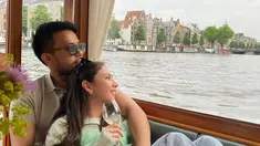 Jessica Mila bersantai di pelukan suaminya saat berada di kapal pseiar. Dia menikmati pemandangan laut sambil meminum segelas wine. (Foto: Instagram/ jscmila)