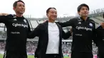 Klub promosi J1 League musim ini, Machida Zelvia beruntung memiliki sosok pelatih seperti Go Kuroda. Pelatih berusia 53 tahun itu sukses membawa Machida Zelvia langsung promosi ke J1 League 2024 dengan status juara J2 League 2023 pada musim pertamanya. Lantas seperti apa latar belakang Go Kuroda hingga mampu tampil perkasa bersama Machida Zelvia? Simak uraiannya berikut ini. (J.LEAGUE)