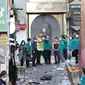 Presiden Korea Selatan Yoon Suk-yeol (tengah) mengunjungi lokasi di mana ratusan orang tewas dan terluka di Seoul, Minggu (30/10/20220). Sejumlah 1.701 personel diturunkan dalam respon tragedi Itaewon. Para personel tersebut mencakup 517 pemadam kebakaran, 1.100 polisi, dan 70 petugas pemerintah. (AP Photo/Lee Jin-man)