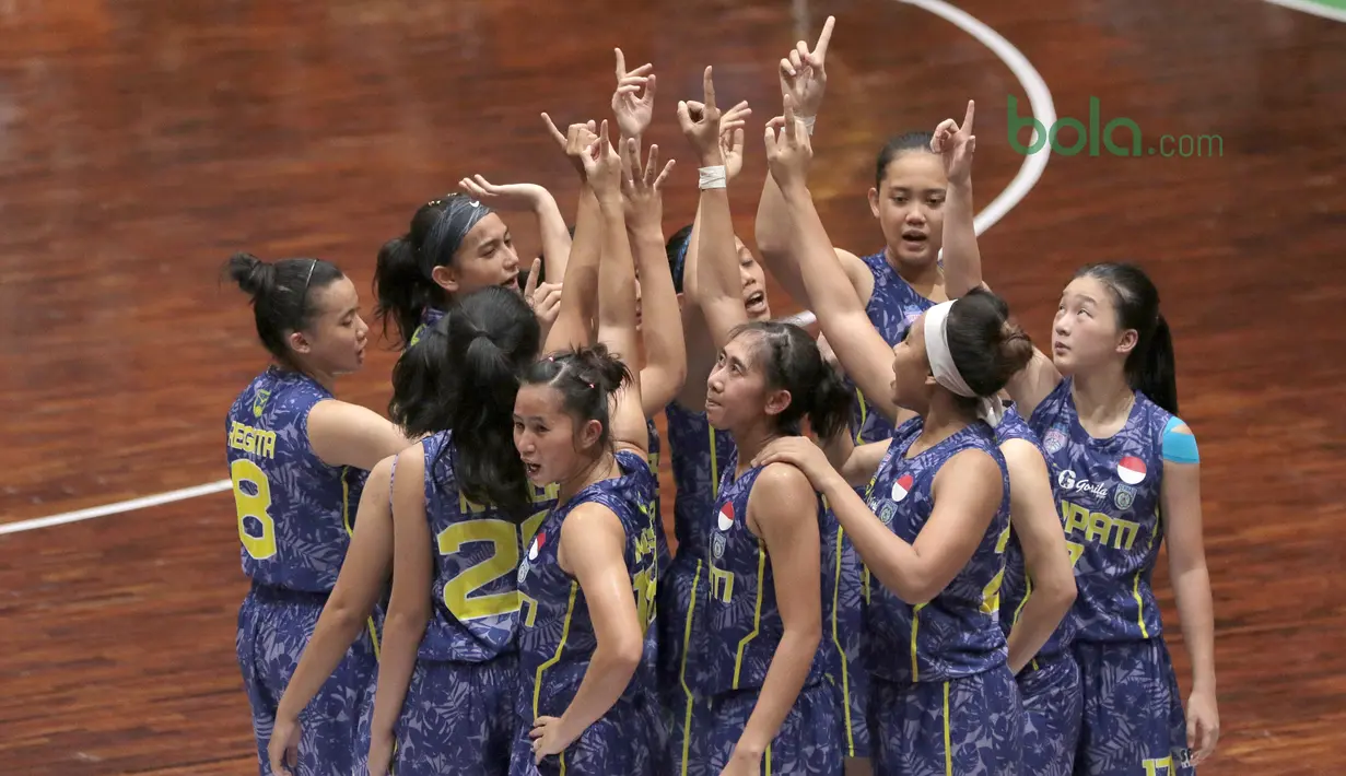 Para pemain Merpati Bali merayakan kemenangan atas Tenaga Baru Pontianak pada laga Srikandi Cup 2018 di GOR Lokasari, Jakarta, Rabu (21/3/2018). Merpati Bali menang 61-37. (Bola.com/Nick Hanoatubun)