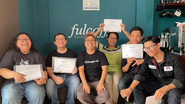 Founder Fulcaff Barista Training bersama peserta didiknya usai mendapatkan sertifikat