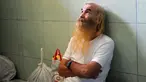 Robert Andrew Fiddel Ellis dari Australia duduk di sel tahanan di kantor kejaksaan di Denpasar,Bali (2/5). Ellis ditangkap pada 11 Januari, terkait pencabulan empat anak wanita dibawah umur di Bali.  (AFP PHOTO/SONNY Tumbelaka)