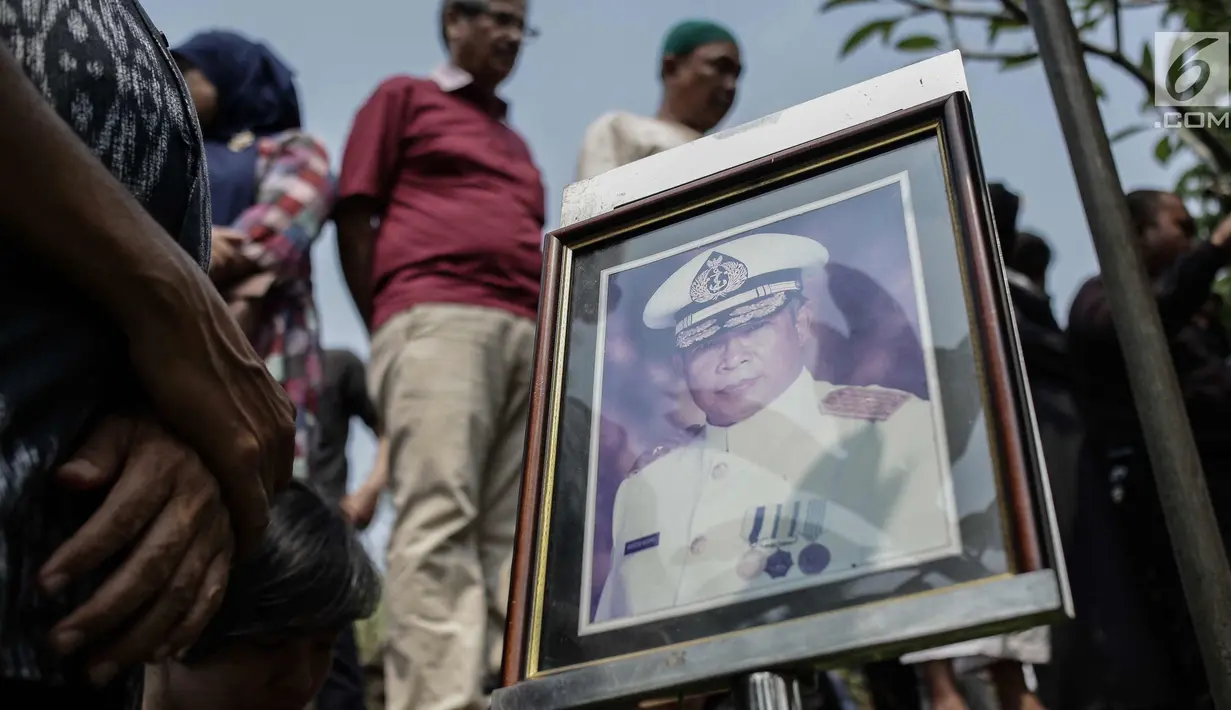 Foto almarhum Amoroso Katamsi terlihat saat proses pemakaman di (TPU) Tanah Wakaf Pondok Labu, Jakarta, Selasa (17/4). Aktor senior Amoroso meninggal pada Selasa 17 April 2018 pukul 01.40 dini hari pada usia 79 tahun. (Liputan6.com/Faizal Fanani)