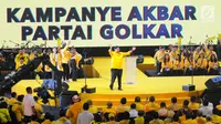 Ketua Umum Partai Golkar Airlangga Hartarto menyapa kader dan simpatisan saat Kampanye Akbar Partai Golkar di Istora Senayan, Jakarta, Selasa (9/4). Acara diisi dengan penyampaian pidato politik oleh Airlangga Hartarto. (Liputan6 com/Angga Yuniar)