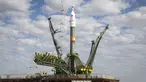 Pesawat luar angkasa  Soyuz TMA - 18M saat diletakkan di landasan peluncuran, kosmodrom Baikonur, Kazakhstan,Senin (31/8/2015). Soyuz akan dijadwalkan lepas landas pada dua September 2015. (REUTERS/Shamil Zhumatov)