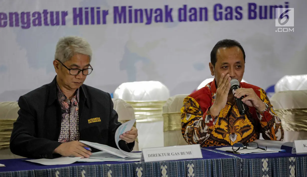 Komite BPH Migas Jugi Prajogjo memberi keterangan terkait penetapan harga jual gas bumi melalui pipa jaringan gas, Jakarta, Selasa (5/3). Harga jual di tujuh kabupaten/kota lebih rendah dibanding harga LPG tabung di pasaran. (Liputan6.com/FaizalFanani)