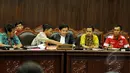 Pemohon bersama penasehat hukumnya saat menghadiri Sidang Pengujian UU No 39 Th 2004 tentang Penempatan dan Perlindungan Tenaga Kerja Indonesia di Luar Negeri (UU PPTKILN) di Gedung MK Jakarta, Rabu (18/3/2015).(Liputan6.com/Johan Tallo)
