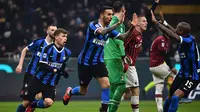 Matias Vecino cetak gol untuk Inter Milan saat melawan AC Milan (MARCO BERTORELLO / AFP)