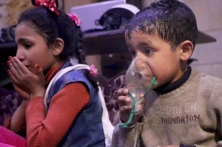 Dugaan penggunaan senjata kimia di Suriah yang mengenai warga sipil, termasuk anak-anak. (Foto: SYRIAN CIVIL DEFENSE (WHITE HELMETS))