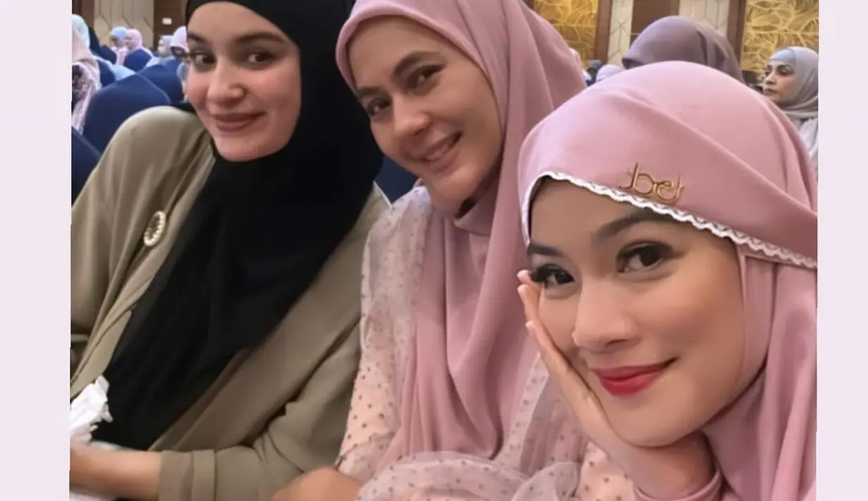 Paula Verhoeven tampil manis dengan dress tulle puffy sleeve polkadot. Dipadukan dengan hijab pink polos dan tanpa makeup [@titi_kamall]