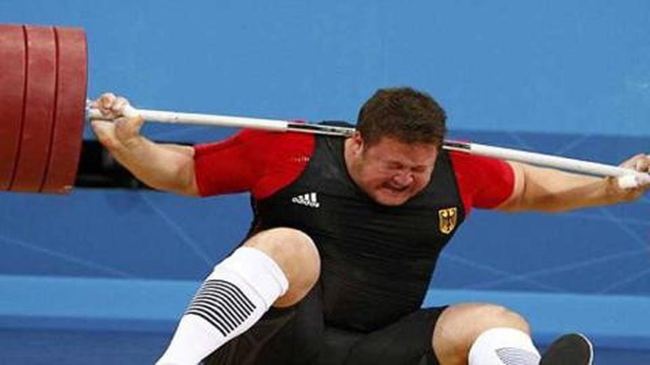 Video atlet angkat besi kejatuhan barbel seberat 196 kg