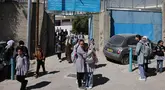 Siswi-siswi Palestina meninggalkan sekolah United Nations Relief and Works Agency for Palestine Refugees in the Near East atau Lembaga Bantuan dan Pekerjaan Perserikatan Bangsa Bangsa (PBB) untuk Pengungsi Palestina (UNRWA) di kamp pengungsi Shoafat, Yerusalem timur pada 8 Mei 2025. (AHMAD GHARABLI/AFP)