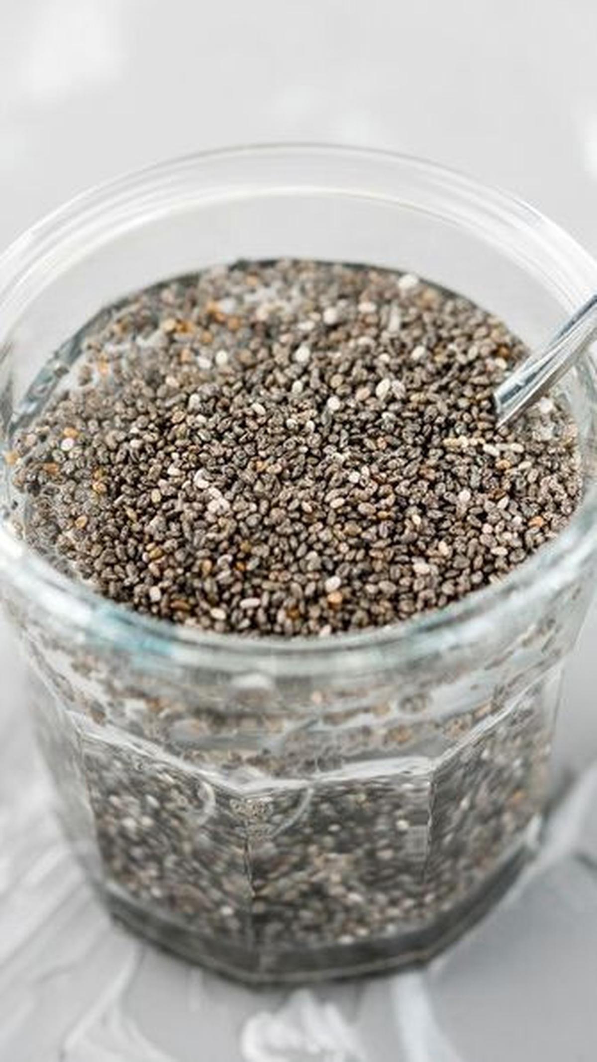 5.&nbsp;Biji Chia: Protein dalam Ukuran Kecil
