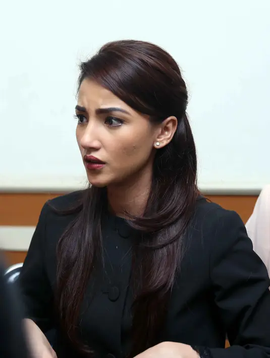 Perselingkuhan pasangan ini mulai menjadi perdebatan. Kesaksian mantan sopir Tsania Marwa tentang perselingkuhan itu membuat ibunda Tsania, Silvia kecewa. Dengan tegas membantah isu perselingkuhan putrinya. (Nurwahyunan/Bintang.com)