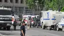 Petugas berjaga di lokasi ledakan bom yang menewaskan seorang perwira polisi di dekat kawasan perbatasan Turki dengan Suriah, Turki, Minggu (1/5). Peristiwa ledakan tersebut itu telah melukai 13 orang. (REUTERS/Murad Sezer)