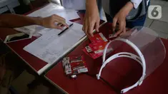 Wali murid menerima dua kartu perdana Tri dan Telkomsel beserta kuota gratis di SDN Serua Indah I dan II, Ciputat, Tangerang Selatan, Senin (15/9/2020). Program Kartu Perdana tersebut untuk mendukung kegiatan belajar secara online di masa pandemi covid-19. (merdeka.com/Dwi Narwoko)