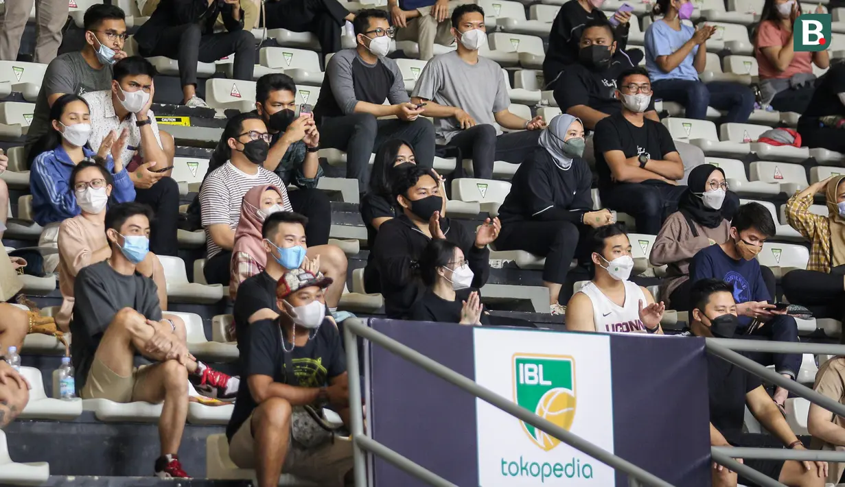 Sejumlah penonton menyaksikan laga pekan pertama IBL Tokopedia 2022 antara NSH Mountain Gold Timika melawan Bumi Borneo Pontianak di Hall Basket Gelora Bung Karno, Sabtu (15/01/2022). (Bola.com/Bagaskara Lazuardi)
