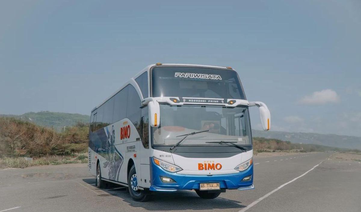 Perekam video kemudian menunjukkan foto-foto Jenderal Subagyo yang terpampang di beberapa sudut kantor Bimo Transport.