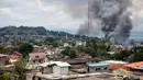 Asap hitam membumbung tinggi ke udara usai militer pemerintah Filipina melancarkan serangan udara ke sebuah lokasi yang telah dikuasai oleh militan Maute di kota Marawi, Filipina Selatan, (27/5). (AP Photo / Bullit Marquez)