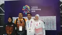 Pelatih bola tangan Malaysia putri, Ismail Syihabuddin (tengah kiri), bersama Pelatih bola tangan Indonesia putri, Abdul Kadir (tengah kanan), berfoto bersama setelah melakoni matchday pertama Asian Games 2018
